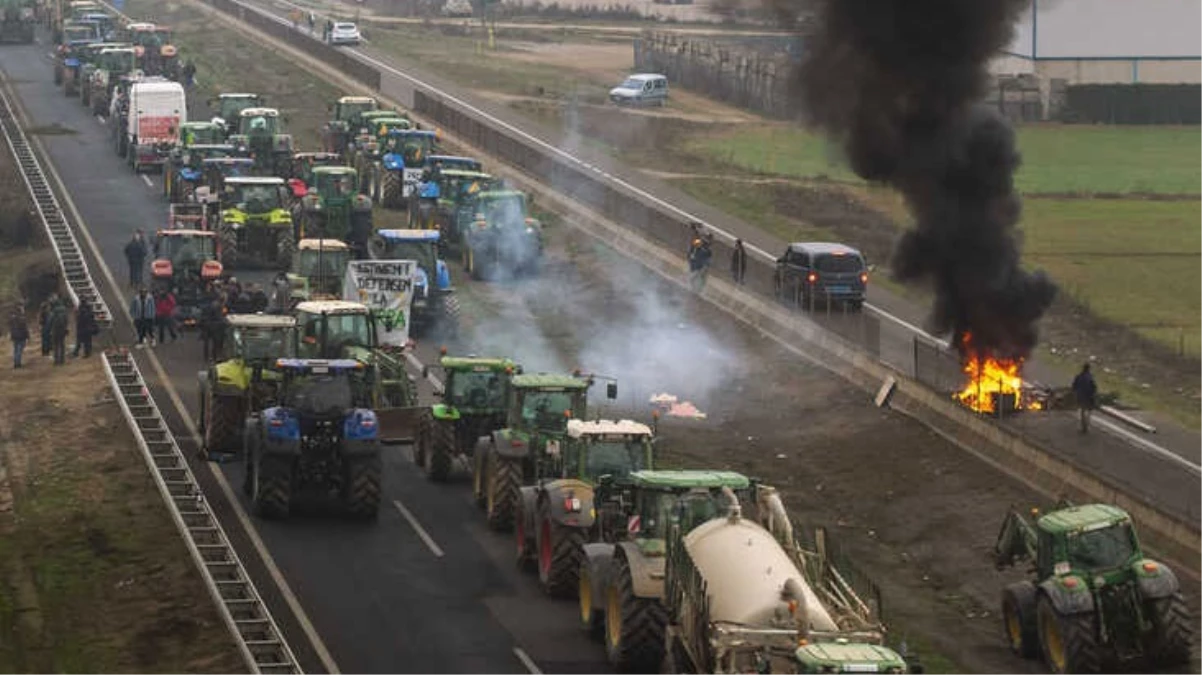 İspanya'da yolları barikatla kapatan çiftçiler, araba lastiği yaktı