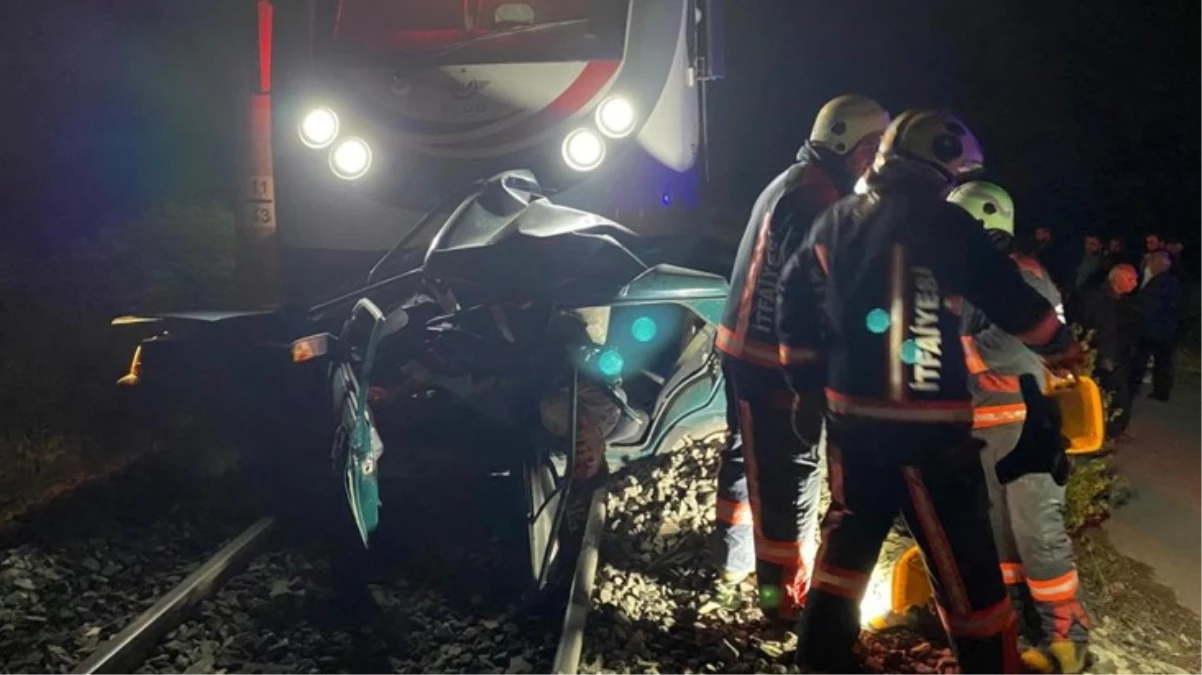 Otomobil, trenin altında kaldı: Sürücü hayatını kaybetti