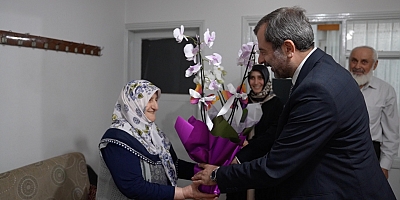 Başkan Işık'ın çiçekleri Gürsu'nun annelerine gitti